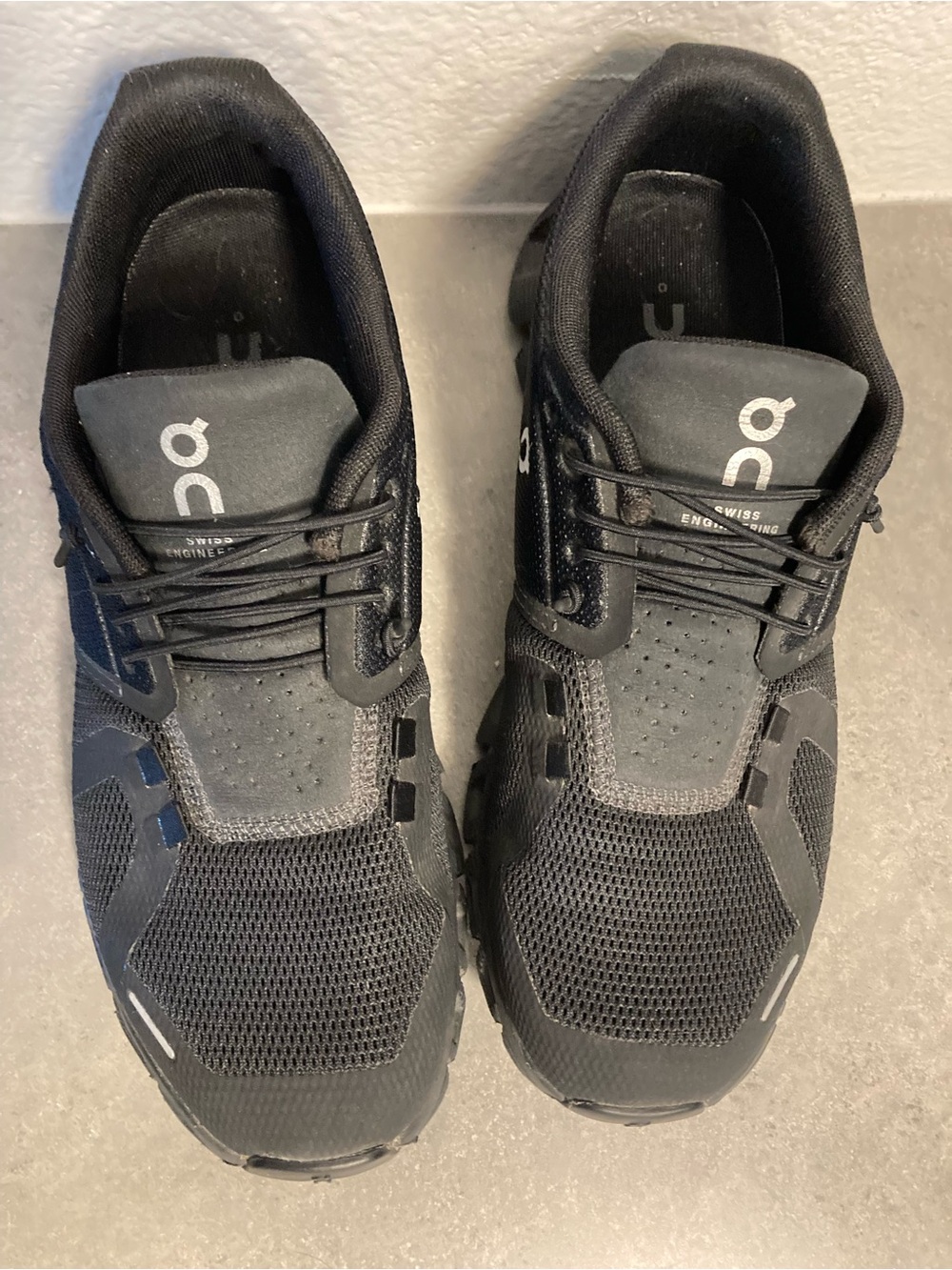 On Like New Running Shoes - Picture 2 of 11